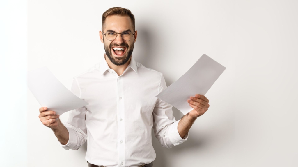 Empreendendo sorrindo segurando um documento do Simples Nacional, transmitindo satisfação.